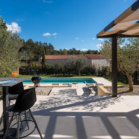Casa vacanze Malerische Steinvilla Mit Privatpool, Fantastischem Panoramablick, Garten Und Grill Višnjan